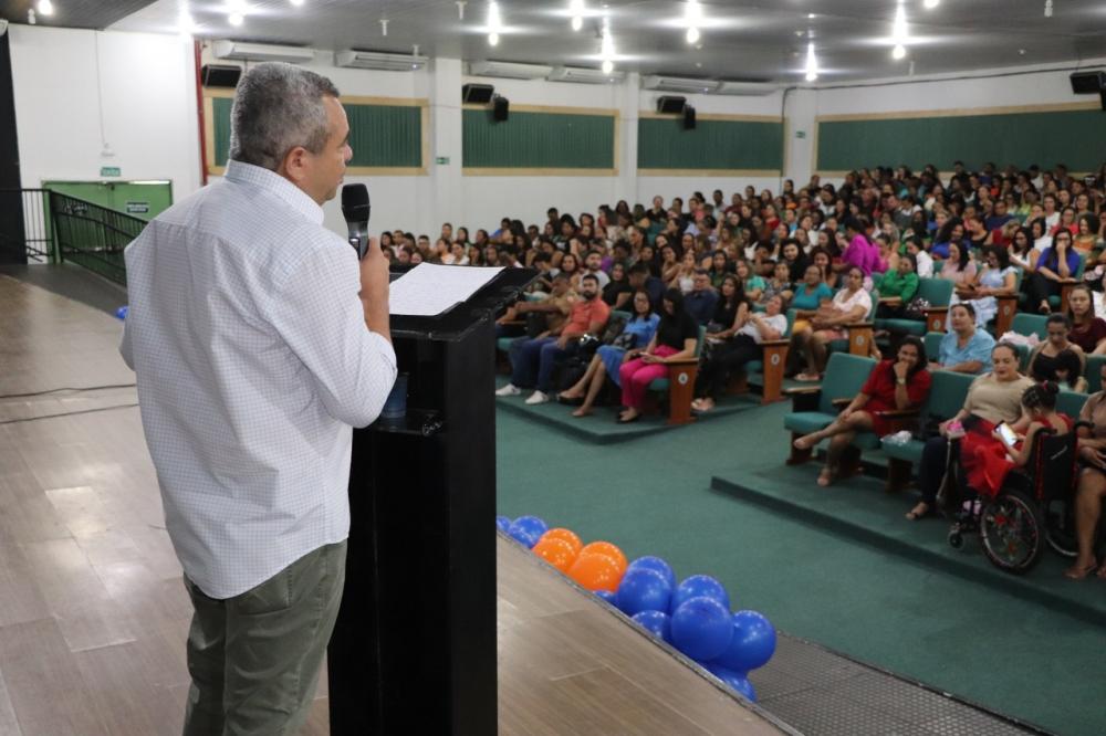 Uma palestra com a Drª Rubra Pereira de Araújo, com o tema “Um olhar holístico para o autoconhecimento”, marcou a solenidade da Educação